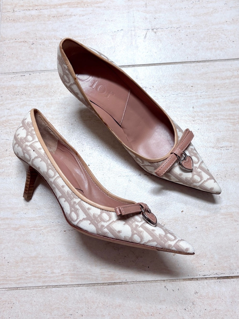 Designer Pink Patterned Pointed-Toe Pumps with Heart Charm Size 35.5